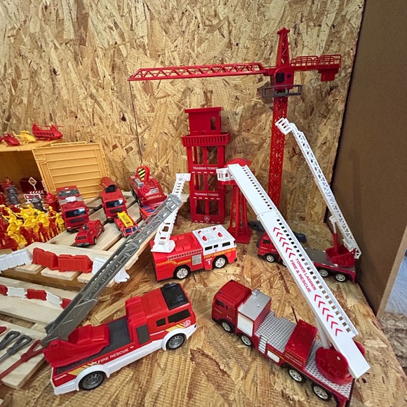 Fire truck storage cube,fire fighter action set,firetrucks, 100+ accessories 5+ - Picture 6 of 10
